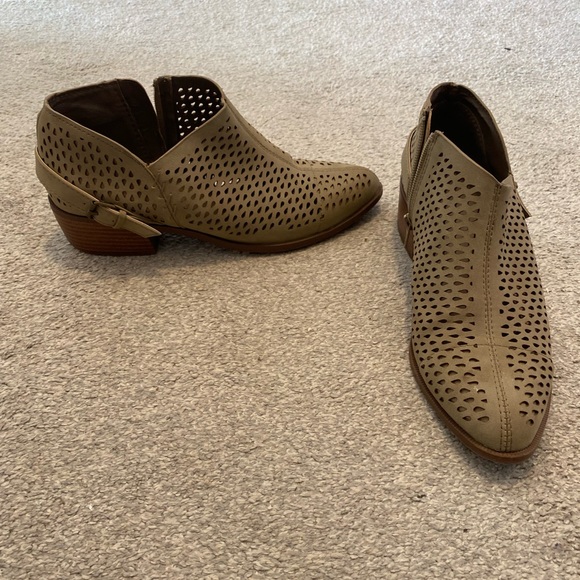 Qupid Flat Ankle Booties In Sand Color Size 8 - Picture 2 of 5